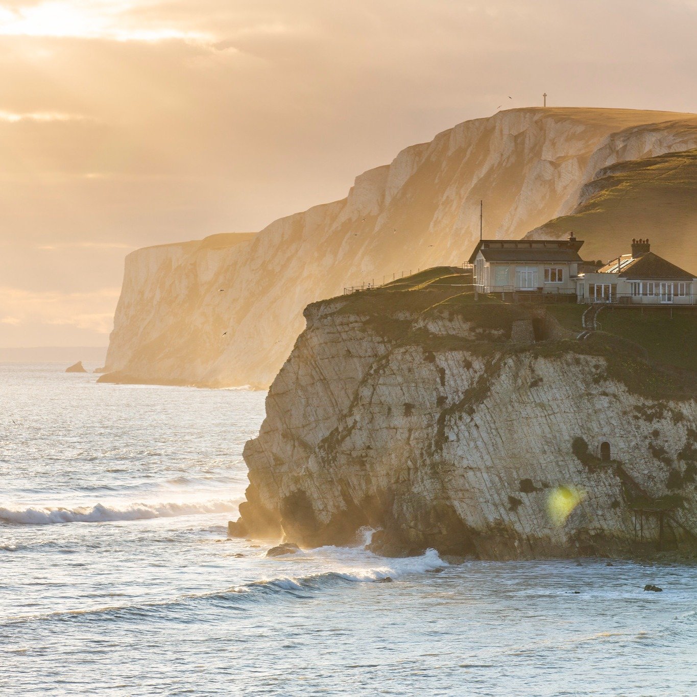 You&rsquo;ve just checked into The Caledon, grabbed a coffee, and now you're out exploring views like this&hellip; 😍🌊

The Isle of Wight really knows how to put on a show, huh? Golden hour, crashing waves, fresh sea air &ndash; this place has it al