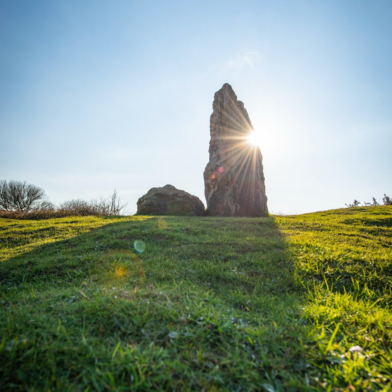 Spring walks on the Isle of Wight just hit different&hellip; 🌿☀️

If you&rsquo;re out exploring the island this season, don&rsquo;t miss The Longstone at Mottistone Common. This ancient standing stone has been here for over 6,000 years&mdash;think o